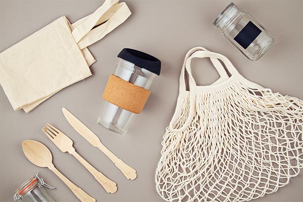 Flask-duurzame-gadgets-reusable-bags-glass-jars-and-coffee-mug